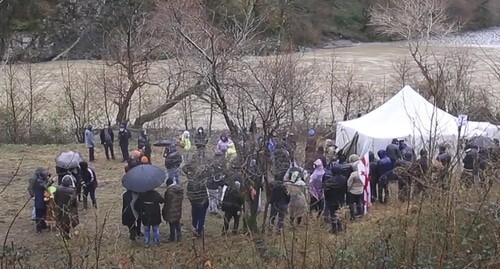 Участники акции жителей на дороге к месту строительства Намахванской ГЭС в ущелье Риони. 4 марта 2021 года. Кадр видео 
JAMnews на русском https://www.youtube.com/watch?v=vUayOiRpoQo