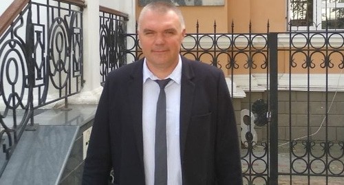 Андрей Охримчук у входа в Ростовский областной суд, 4 октября 2021 года. Фото Константина Волгина для "Кавказского узла"
