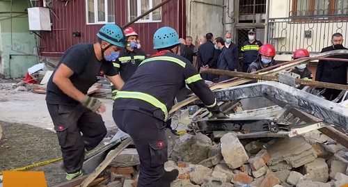 Спасатели на месте обрушения жилого дома в Батуми. Кадр видео Спутник-Грузия https://www.youtube.com/watch?v=vCRXlxRkQmM Спасатели на месте обрушения жилого дома в Батуми. Кадр видео Спутник-Грузия https://www.youtube.com/watch?v=vCRXlxRkQmM