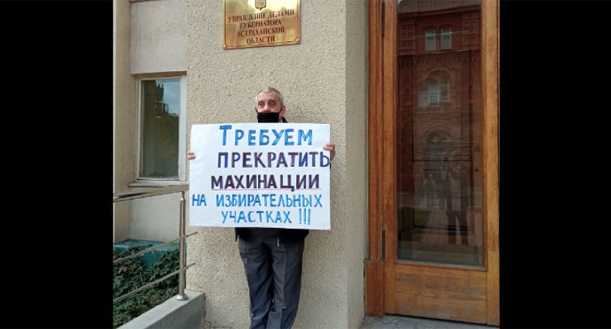 Сергей Щербаков во время пикета. Скриншот https://www.facebook.com/photo.php?fbid=584206052617863&set=pb.100030854205303.-2207520000..&type=3
