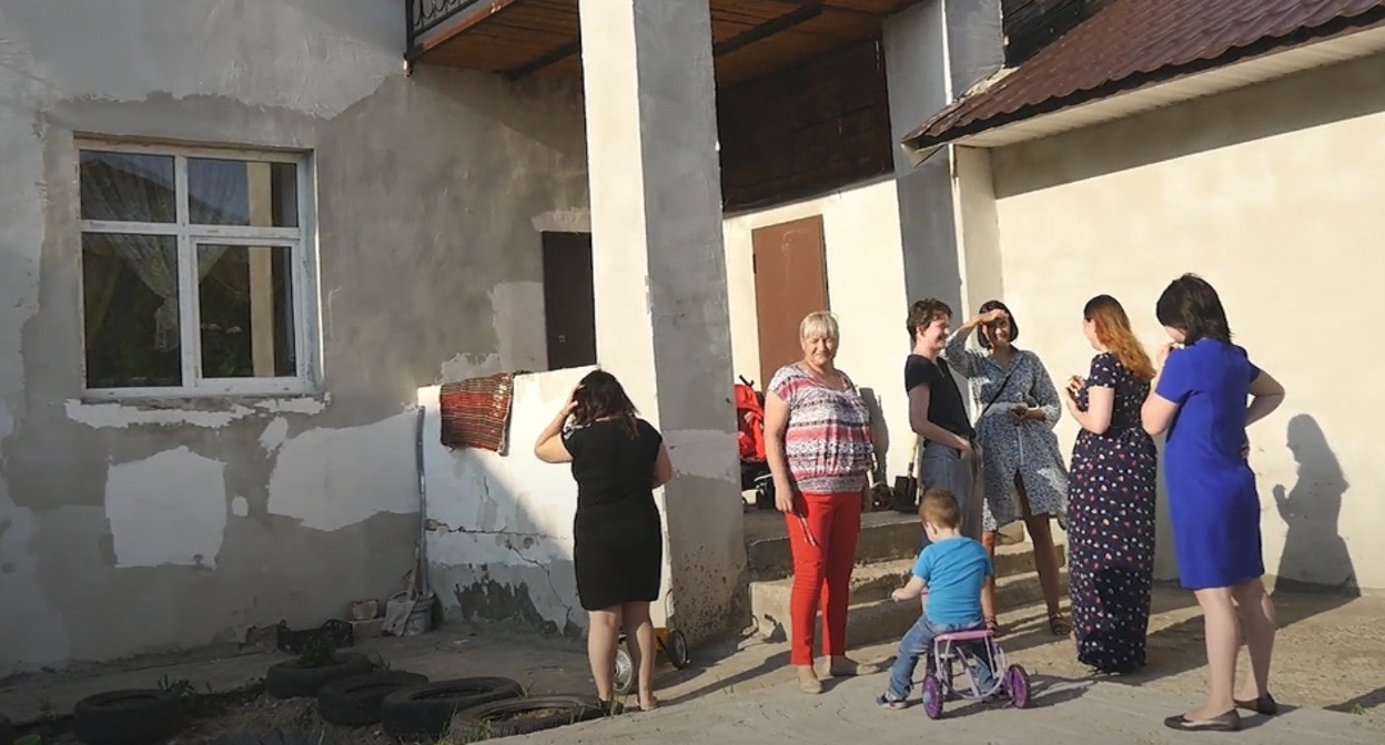 Посетители кризисного центра в Казани «Мамин дом». Кадр видео 
#БросайДоброВВоду https://www.youtube.com/watch?v=B9ubM9PW738&t=5s