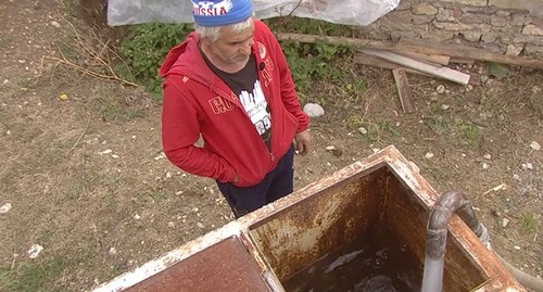 Сельчанин закачивает покупную воду в бак. Кадр видео НТВ https://www.ntv.ru/novosti/2620744/ Сельчанин закачивает покупную воду в бак. Кадр видео НТВ https://www.ntv.ru/novosti/2620744/