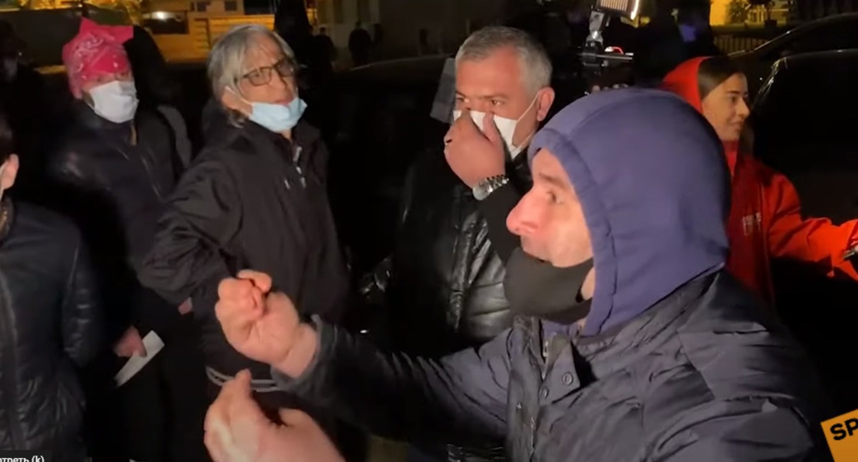 Перед зданием тюрьмы в Рустави собрались противники Саакашвили, которые потребовали строгого наказания для третьего президента Грузии и извинений от него. Кадр видео 
Sputnik Georgia - все о Грузии https://www.youtube.com/watch?v=3F1tIL0TPBk