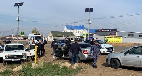 Сотрудники полиции на месте массовой драки в селе Началово. Фото: пресс-служба УМВД по Астраханской области https://30.мвд.рф/news/item/26598707 Сотрудники полиции на месте массовой драки в селе Началово. Фото: пресс-служба УМВД по Астраханской области https://30.мвд.рф/news/item/26598707