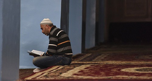 Верующий в мечети. Фото Елены Синеок, Юга.ру Верующий в мечети. Фото Елены Синеок, Юга.ру