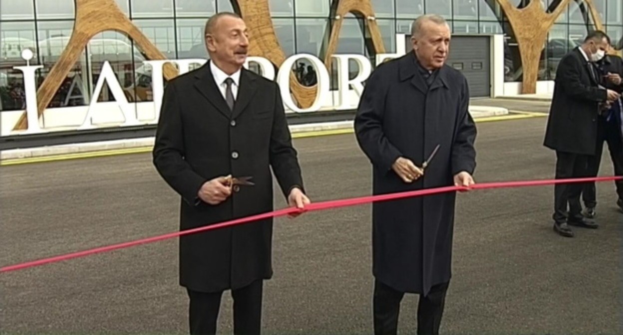 Ильхам Алиев и Реджеп Эрдоган, стопкадр видео канала BUDROOO NEWS 
https://www.youtube.com/watch?v=cpdO5FAl_m0&t=1s