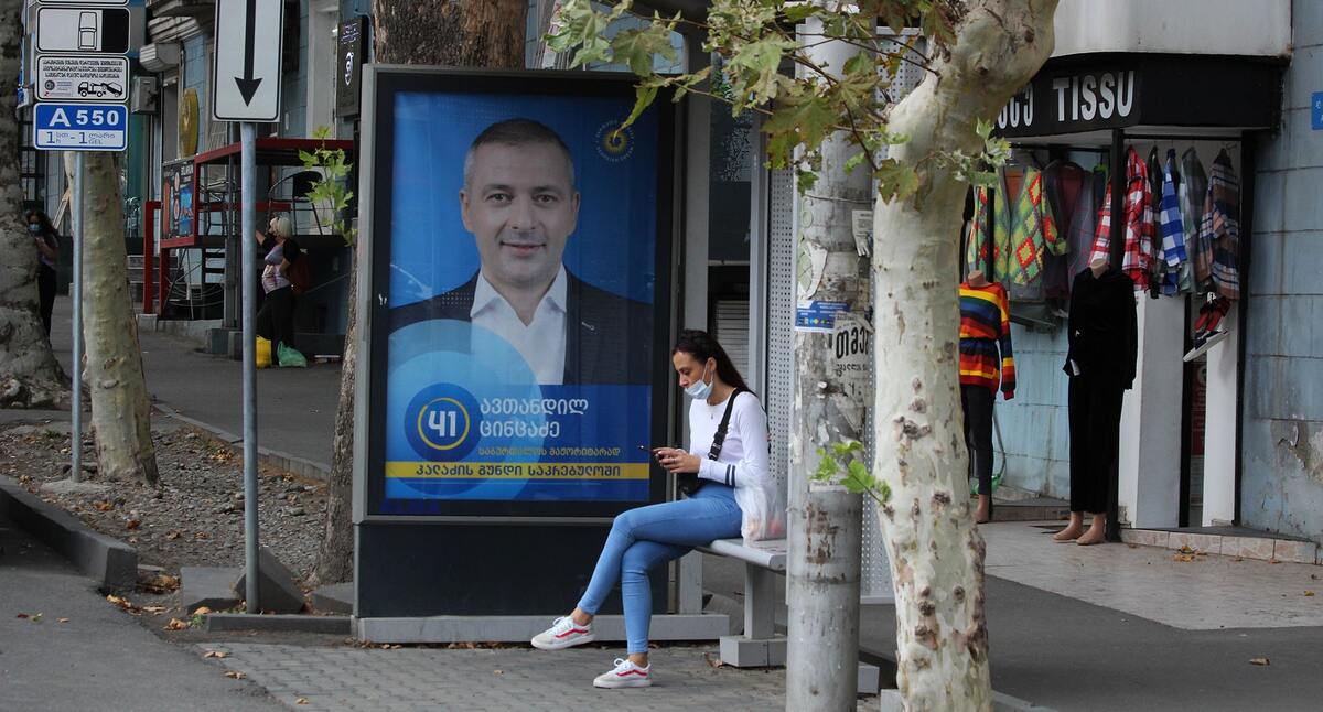 Агитплакат на автобусной остановке в Тбилиси. Фото. И.Кукуджановой для "Кавказского узла". Агитплакат на автобусной остановке в Тбилиси. Фото. И.Кукуджановой для "Кавказского узла".