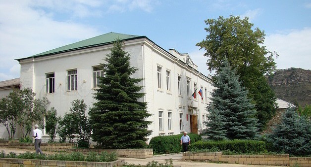Здание администрации Табасаранского района. Фото https://riaderbent.ru/v-tabasaranskom-rajone-pri-remonte-zdaniya-administratsii-pohitili-pochti-million-rublej.html
Здание администрации Табасаранского района. Фото https://riaderbent.ru/v-tabasaranskom-rajone-pri-remonte-zdaniya-administratsii-pohitili-pochti-million-rublej.html