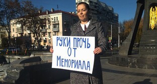 Активистка Яна Антонова на одиночном пикете на центральной площади Краснодара. Фото Валерии Феденевой для