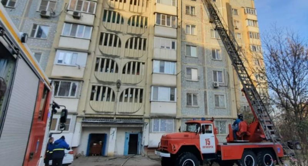 Сотрудники МЧС на пожаре многоэтажного дома в Пятигорске. Фото: пресс-служба МЧС по Ставропольскому краю


