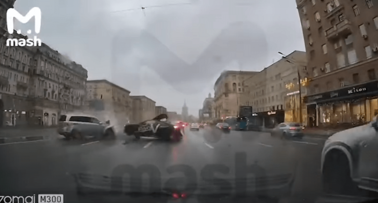 Авария с участием Саида Губденского в Москве. 20 ноября 2021 года. Стоп-кадр видео https://www.youtube.com/watch?v=L7WrdPJZRXI