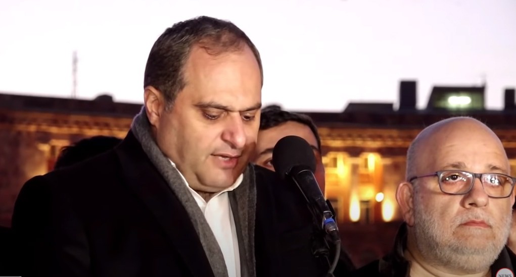 Ара Зограбян выступает на митинге в Ереване. Стоп-кадр видео канала NEWS AM, https://www.youtube.com/watch?v=wOjKVCyf12U&t=390s Ара Зограбян выступает на митинге в Ереване. Стоп-кадр видео канала NEWS AM, https://www.youtube.com/watch?v=wOjKVCyf12U&t=390s