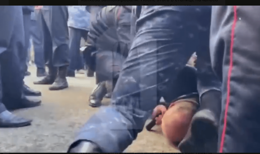 Задержание активиста в Григорополисской. 25 ноября 2021 года. Стоп-кадр видео https://web.telegram.org/z/#-1254661214
