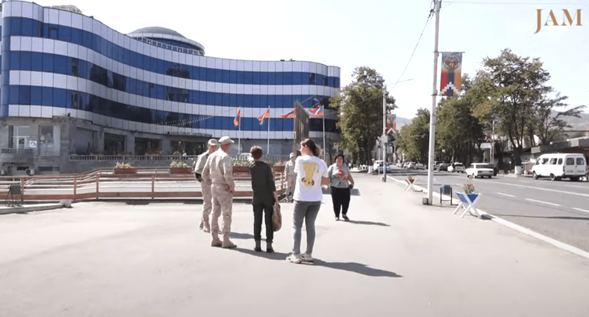Степанакерт. Стопкадр из видео на Youtube-канале «JAMnews на русском» https://www.youtube.com/watch?v=fv3JlF2h1jg Степанакерт. Стопкадр из видео на Youtube-канале «JAMnews на русском» https://www.youtube.com/watch?v=fv3JlF2h1jg