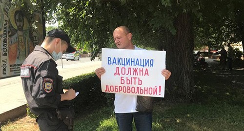 Михаил Модин в одиночном пикете. Волгоград, 15 июля 2021 года. Фото Татьяны Филимоновой для "Кавказского узла" Михаил Модин в одиночном пикете. Волгоград, 15 июля 2021 года. Фото Татьяны Филимоновой для "Кавказского узла"