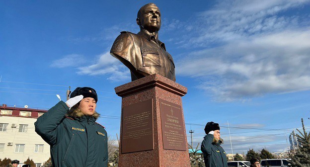 Памятник Евгению Зиничеву. Фото: МЧС России https://www.mchs.gov.ru/deyatelnost/press-centr/novosti/4623951 Памятник Евгению Зиничеву. Фото: МЧС России https://www.mchs.gov.ru/deyatelnost/press-centr/novosti/4623951