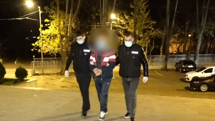 Задержание участника акции в поддержку Саакашвили. 4 декабря 2021 года. Стоп-кадр видео МВД Грузии, https://www.youtube.com/watch?v=T0Qh1RTY93E&t=19s Задержание участника акции в поддержку Саакашвили. 4 декабря 2021 года. Стоп-кадр видео МВД Грузии, https://www.youtube.com/watch?v=T0Qh1RTY93E&t=19s