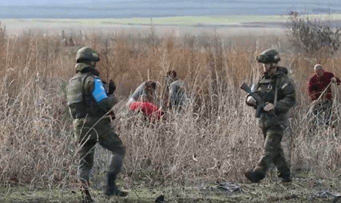 Военные обеспечивают безопасность работ виноградарей. Фото пресс-службы Минобороны России. https://mil.ru/russian_peacekeeping_forces/news/more.htm?id=12397092@egNews Военные обеспечивают безопасность работ виноградарей. Фото пресс-службы Минобороны России. https://mil.ru/russian_peacekeeping_forces/news/more.htm?id=12397092@egNews