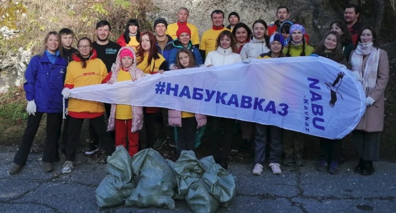 Участники экологической акции у Девичьего камня в Адыгее, 4 декабря 2021 года. Фото предоставлено "Кавказскому узлу" природоохранным центром "НАБУ-Кавказ". Участники экологической акции у Девичьего камня в Адыгее, 4 декабря 2021 года. Фото предоставлено "Кавказскому узлу" природоохранным центром "НАБУ-Кавказ".