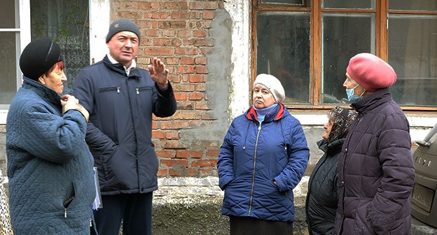 Жильцы аварийного дома в Шахтах. Фото Сергея Снежина для "Кавказского узла" Жильцы аварийного дома в Шахтах. Фото Сергея Снежина для "Кавказского узла"