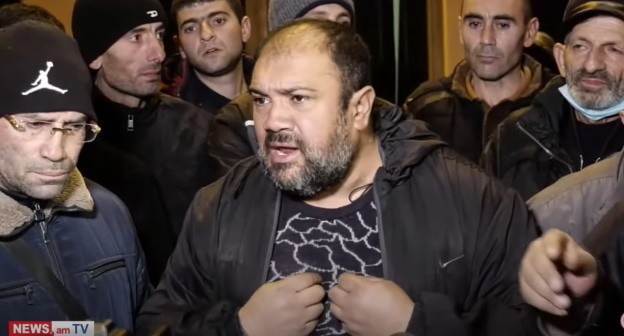 Участники протестной акции в Ереване, стоп-кадр видео канала NEWS AM
, https://www.youtube.com/watch?v=Zj11q_HHEMc&t=2s