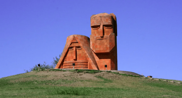 Монумент "Мы и наши горы" на въезде в Степанакерт. Фото: https://ru.wikipedia.org/wiki/%D0%9D%D0%B0%D0%B3%D0%BE%D1%80%D0%BD%D1%8B%D0%B9_%D0%9A%D0%B0%D1%80%D0%B0%D0%B1%D0%B0%D1%85 Монумент "Мы и наши горы" на въезде в Степанакерт. Фото: https://ru.wikipedia.org/wiki/%D0%9D%D0%B0%D0%B3%D0%BE%D1%80%D0%BD%D1%8B%D0%B9_%D0%9A%D0%B0%D1%80%D0%B0%D0%B1%D0%B0%D1%85