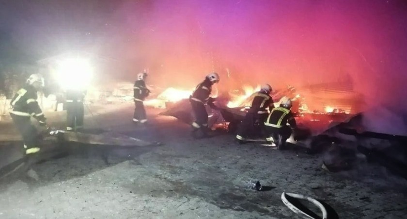 В тушении пожара принимали участие 28 огнеборцев. Фото: пресс-служба ГУ МЧС по Краснодарскому краю

