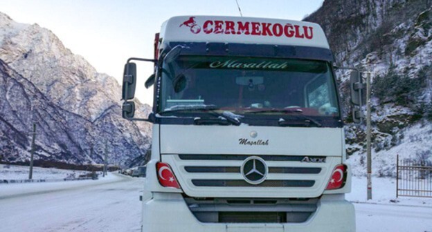 Фура на Военно-Грузинской дороге, 2020 год. Фото Эммы Марзоевой для "Кавказского узла". Фура на Военно-Грузинской дороге, 2020 год. Фото Эммы Марзоевой для "Кавказского узла".