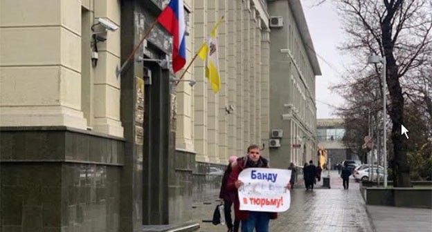 Одиночный пикет фермера Михаила Шевченко. Ставрополь, 20 декабря 2021 г. Фото предоставлено "Кавказскому узлу" очевидцем - автором снимка, который предпочел не быть названным. Надпись на плакате, в частности фамилия, частично скрыта из-за ограничений СМИ нормативными актами. Одиночный пикет фермера Михаила Шевченко. Ставрополь, 20 декабря 2021 г. Фото предоставлено "Кавказскому узлу" очевидцем - автором снимка, который предпочел не быть названным. Надпись на плакате, в частности фамилия, частично скрыта из-за ограничений СМИ нормативными актами.