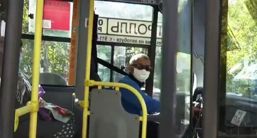 Водитель автобуса в Махачкале. Кадр видео пресс-службы администрации Махачкалы https://www.instagram.com/p/CGXlYWvKrLF/ Водитель автобуса в Махачкале. Кадр видео пресс-службы администрации Махачкалы https://www.instagram.com/p/CGXlYWvKrLF/