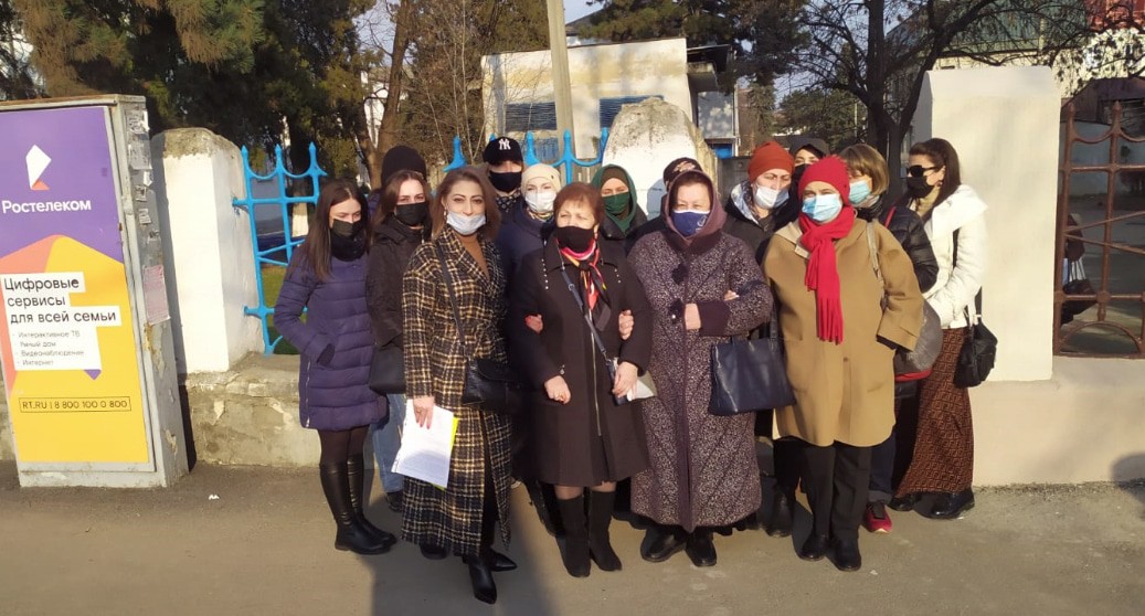 Онкобольные у ворот онкодиспансера.
Фото Аксаны Кучменовой для "Кавказского узла" Онкобольные у ворот онкодиспансера.
Фото Аксаны Кучменовой для "Кавказского узла"