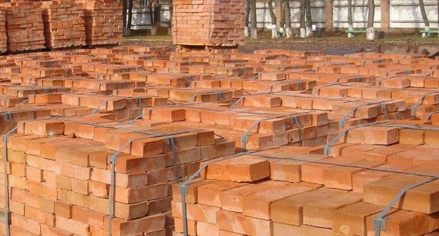 Производство кирпича. Фото: http://ikstav.ru/shop/georgievskij-kirpichnyj-zavod/kupit-georgievskij-kirpich-luchshaya-tsena/ Производство кирпича. Фото: http://ikstav.ru/shop/georgievskij-kirpichnyj-zavod/kupit-georgievskij-kirpich-luchshaya-tsena/