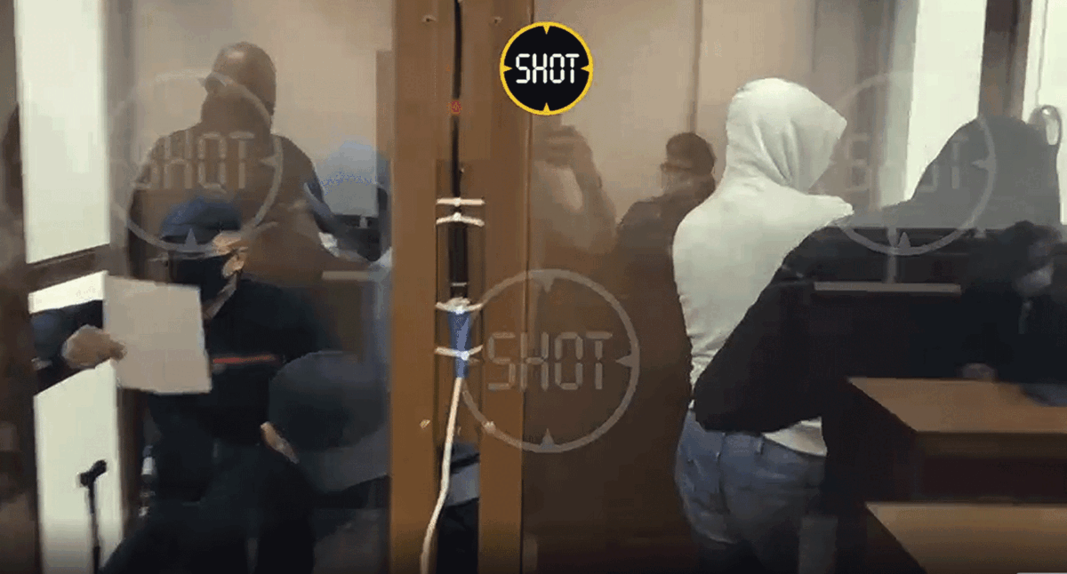 Обвиняемые в убийстве бывшего спецназовца Никиты Белянкина в зале суда. Кадр видео SHOT https://life.ru/p/1460098 Обвиняемые в убийстве бывшего спецназовца Никиты Белянкина в зале суда. Кадр видео SHOT https://life.ru/p/1460098