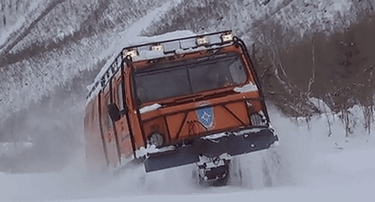Автобус спасателей в горах КБР. Кадр видео ТК "Звезда" https://tvzvezda.ru/news/202112271634-2vMg7.html Автобус спасателей в горах КБР. Кадр видео ТК "Звезда" https://tvzvezda.ru/news/202112271634-2vMg7.html
