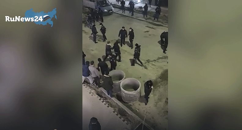 Массовая драка с участием порядка 40 человек в Махачкале. Кадр видео RUNEWS 24 https://rutube.ru/video/5acaf467f43f0a0861ce86cb08409f2f/ Массовая драка с участием порядка 40 человек в Махачкале. Кадр видео RUNEWS 24 https://rutube.ru/video/5acaf467f43f0a0861ce86cb08409f2f/