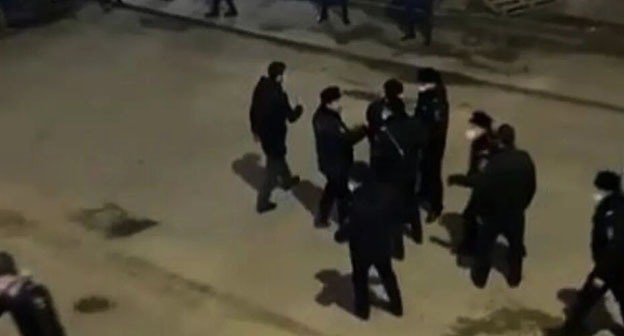 Массовая драка в Махачкале. Скриншот видео https://rgvktv.ru/obshchestvo/78136 Массовая драка в Махачкале. Скриншот видео https://rgvktv.ru/obshchestvo/78136