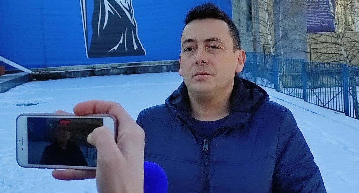 Журналист Руслан Тотров общается с журналистами перед судебным заседанием по делу о нападении на него. Эмма Марзоева. 29 декабря, 2021г
