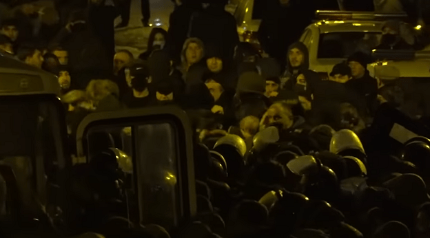 Противостояние участников митинга и силовиков в Сухуме, 21 декабря 2021 года. Кадр видео "Абаза-ТВ" www.youtube.com/watch?v=4zyfrHwiMW4 Противостояние участников митинга и силовиков в Сухуме, 21 декабря 2021 года. Кадр видео "Абаза-ТВ" www.youtube.com/watch?v=4zyfrHwiMW4