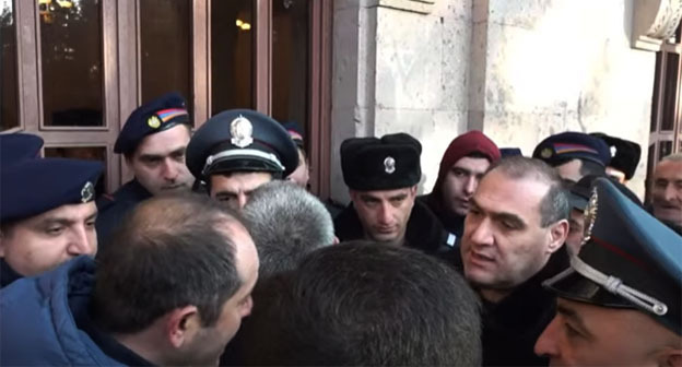 В армянском селе Паракар сотрудники полиции и кандидаты в главы муниципалитетов. Скринот видео глhttps://www.youtube.com/watch?v=mlv3Ht-knbo В армянском селе Паракар сотрудники полиции и кандидаты в главы муниципалитетов. Скринот видео глhttps://www.youtube.com/watch?v=mlv3Ht-knbo