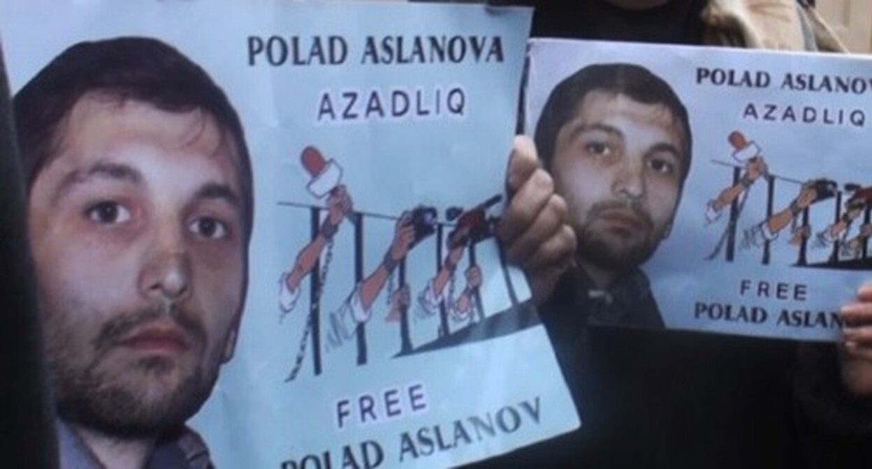 Участники акции держат плакаты с изображением Полада Асланова. Скриншот видео "
Amerikanın Səsi" https://www.youtube.com/watch?v=MeItCVwfF20
