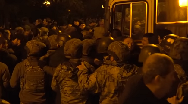 Противостояние участников митинга в Сухуме и силовиков, 21 декабря 2021 года. Кадр видео "Абаза-ТВ". youtu.be/vE-UTOsYuSA Противостояние участников митинга в Сухуме и силовиков, 21 декабря 2021 года. Кадр видео "Абаза-ТВ". youtu.be/vE-UTOsYuSA