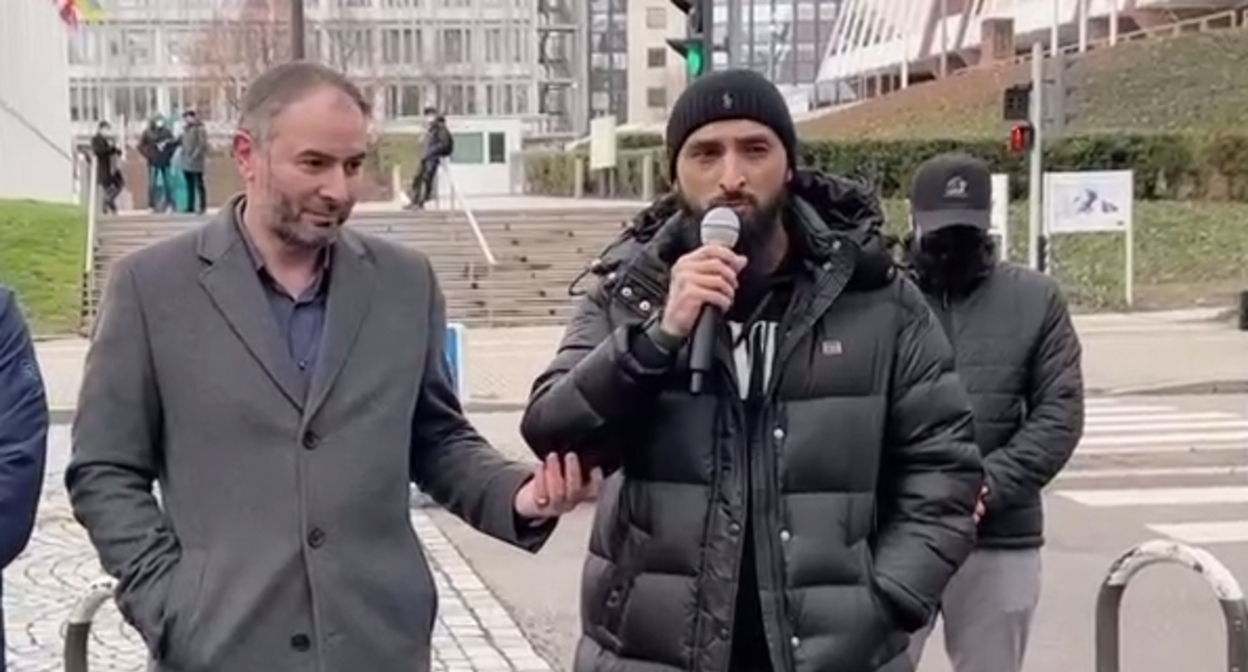 Тумсо Абдурахманов (справа) выступает на митинге в Страсбурге 8 января 2022 года. Скриншот из видео, опубликованного в Telegram-канале Тумсо