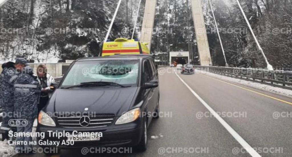 На месте происшествия в Сочи. Фото: instagram.com/chpsochi На месте происшествия в Сочи. Фото: instagram.com/chpsochi