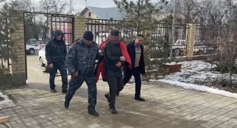 Силовики ведут задержанного по подозрению в убийстве хозяина и работника животноводческой стоянки в Лаганском районе Калмыкии. Фото: пресс-служба Следственного управления СКР по Калмыкии https://kalmykia.sledcom.ru/upload/site18/document_news/Screenshot_20220130_105911_edit_370494761347989-800x600.jpg Силовики ведут задержанного по подозрению в убийстве хозяина и работника животноводческой стоянки в Лаганском районе Калмыкии. Фото: пресс-служба Следственного управления СКР по Калмыкии https://kalmykia.sledcom.ru/upload/site18/document_news/Screenshot_20220130_105911_edit_370494761347989-800x600.jpg