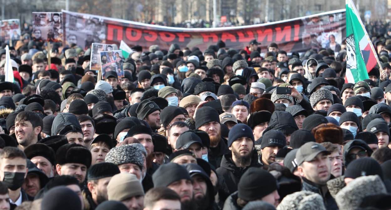 Стихийный митинг в центре Грозного. 2 февраля 2022 г. Фото: Чечня Сегодня https://chechnyatoday.com/images/uploads/2022/02/02/photo_2022-02-02_14-58-09%20(2).jpg