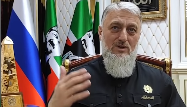 Адам Делимханов. Кадр видеосюжета ЧГТРК "Грозный" 
www.youtube.com/watch?v=Snle8DbcKWs