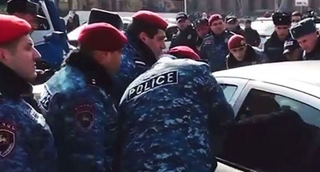 Сотрудники полиции задерживают участников акции против повышения ОСАГО. Ереван, 31 января 2022 г. Скриншот видео https://www.youtube.com/watch?v=X13xG-KZ0W4 Сотрудники полиции задерживают участников акции против повышения ОСАГО. Ереван, 31 января 2022 г. Скриншот видео https://www.youtube.com/watch?v=X13xG-KZ0W4