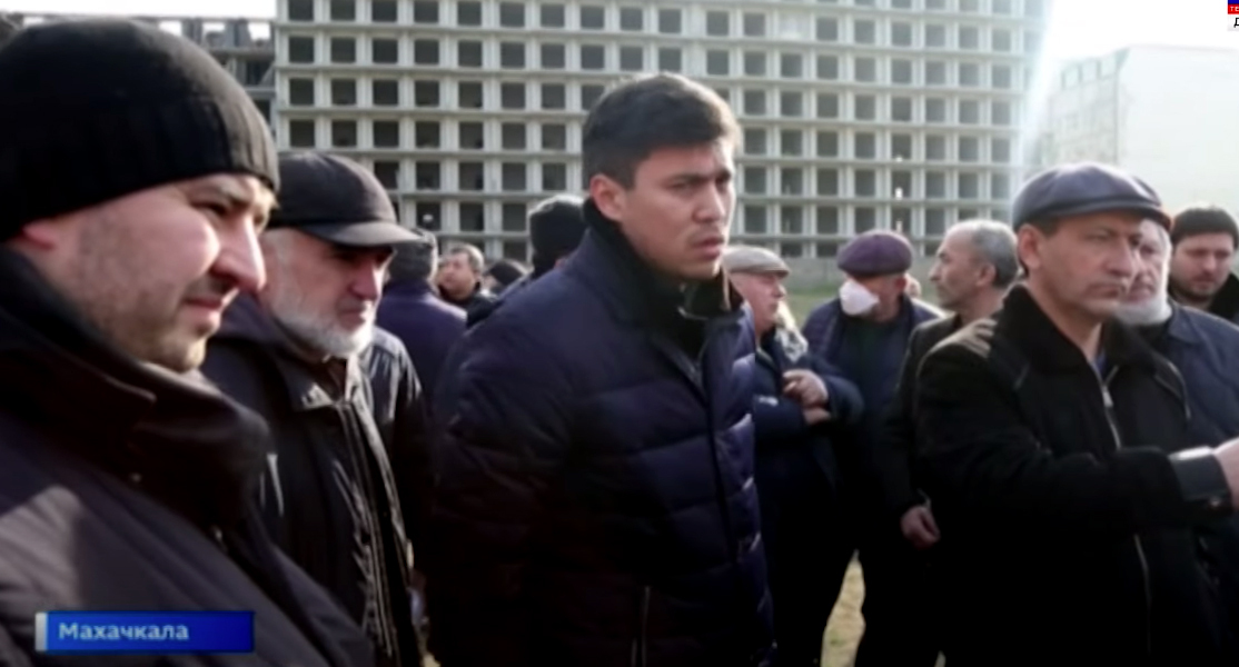 Жители Сепараторного поселка в Махачкале на сходе. Кадр видео ГТРК "Дагестан" https://www.kavkaz-uzel.eu/admin/articles/372867/edit Жители Сепараторного поселка в Махачкале на сходе. Кадр видео ГТРК "Дагестан" https://www.kavkaz-uzel.eu/admin/articles/372867/edit