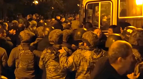 Противостояние участников митинга в Сухуме и силовиков 21 декабря 2021 года. Кадр видео "Абаза-ТВ". youtu.be/vE-UTOsYuSA Противостояние участников митинга в Сухуме и силовиков 21 декабря 2021 года. Кадр видео "Абаза-ТВ". youtu.be/vE-UTOsYuSA
