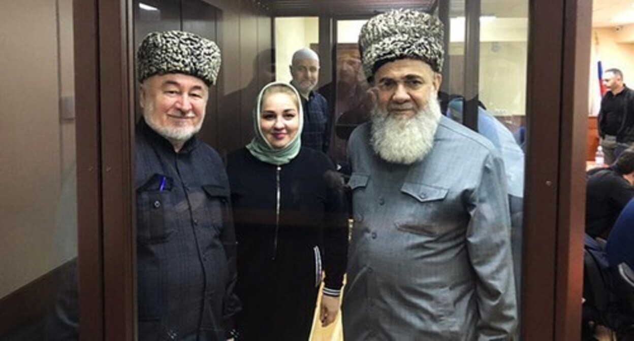  Малсаг Ужахов, Зарифа Саутиева и Ахмед Барахоев (слева направо) перед судебным заседанием. Март 2021 года. Фото Багаудина Мякиева
